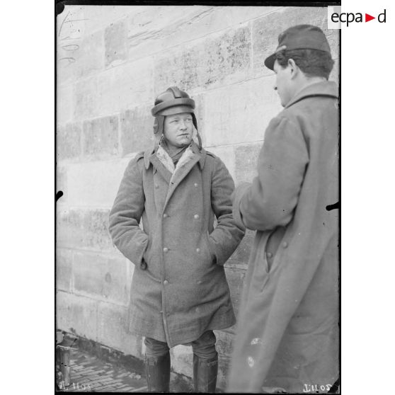 Un des aviateurs allemands qui montait le Fokker abattu dans nos lignes à Givry-en Argonne, le 21-2-16 (photo prise à Nettancourt). [légende d'origine]