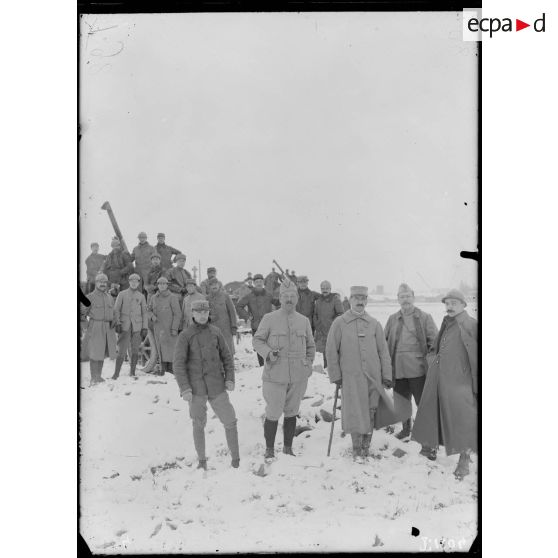 L'auto-canon qui détruisit le zeppelin le 21-2-16 à 9 h du soir. Le maître pointeur Pennetier et L'adjudant Gramling. [légende d'origine]