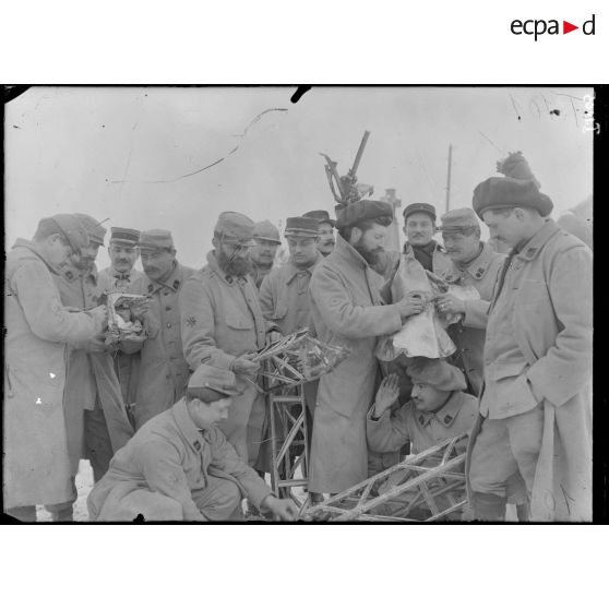 Les hommes de la 17e section d'auto-projecteurs examinant des pièces du zeppelin détruit. [légende d'origine]