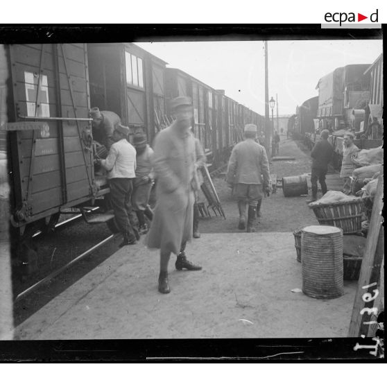 Bar-le-Duc. Evacuation de blessés. [légende d'origine]