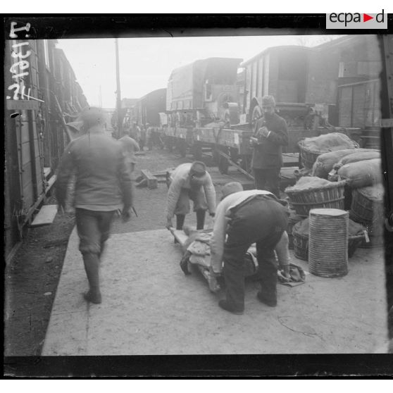 Bar-le-Duc. Evacuation de blessés. [légende d'origine]