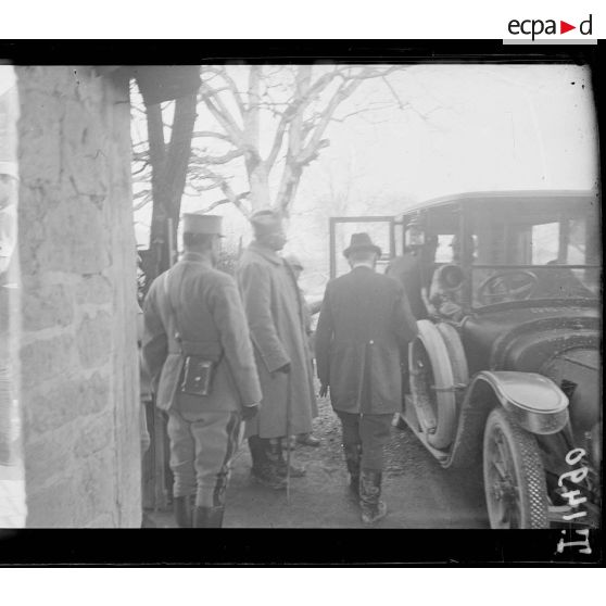 En Argonne. Messieurs Barthou et Pichon. [légende d'origine]