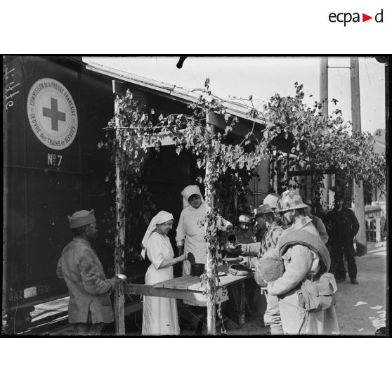 (Sainte-Menehould). Oeuvres des trains de blessés. Commission de la Presse française. Extérieur du wagon cantine. 28-4-16. [légende d'origine]