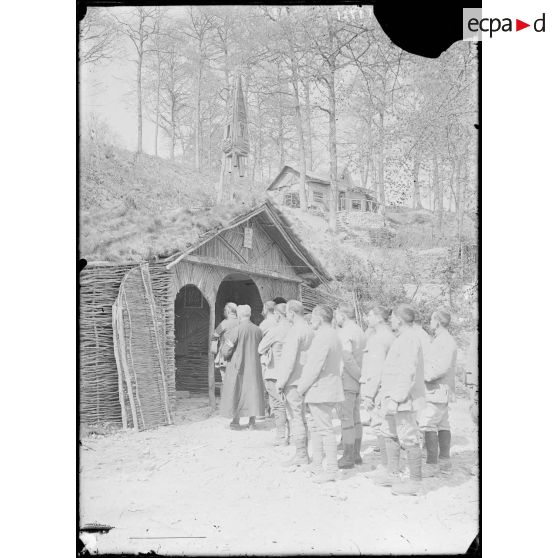 Marne. Bois des Hauts-Bâtis. Ravin des Marolines. La chapelle de notre-dame des Hauts-Bâtis. Vue extérieure à l'heure de l'office. 29-4-16. [légende d'origine]