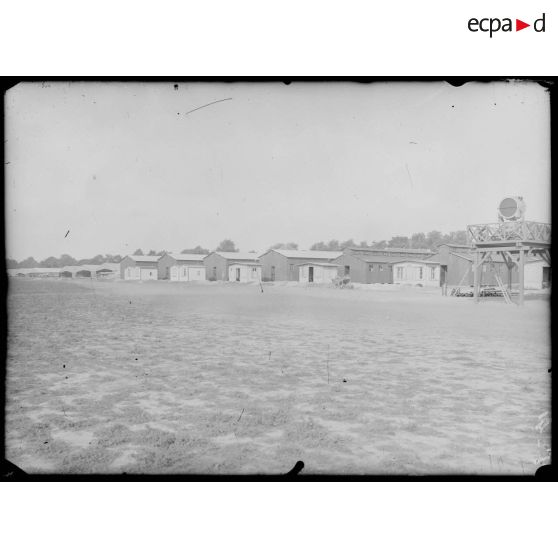 30 Juillet. Le Bourget. Perspective des hangars et baraquement des hommes (côté est). [légende d'origine]