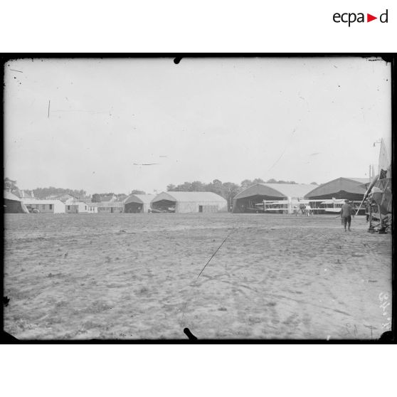 Le parc sud. Vue côté sortie. On aperçoit au fond les pylones de l'entrée. [légende d'origine]