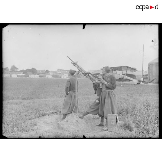 Le Bourget. Mitrailleuse du parc. [légende d'origine]