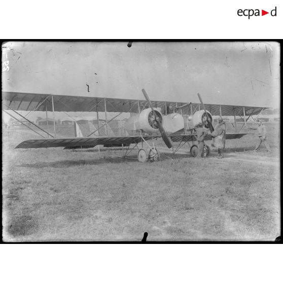 Le nouveau Caudron. 2 moteurs. Mitrailleuse. Au départ. [légende d'origine]