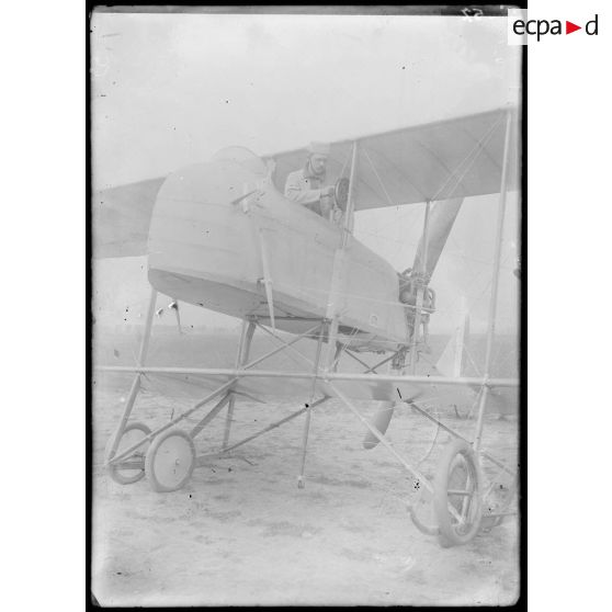 La TSF à bord de l'avion. La manoeuvre en moulinet d'antenne et le tube de devant. [légende d'origine]