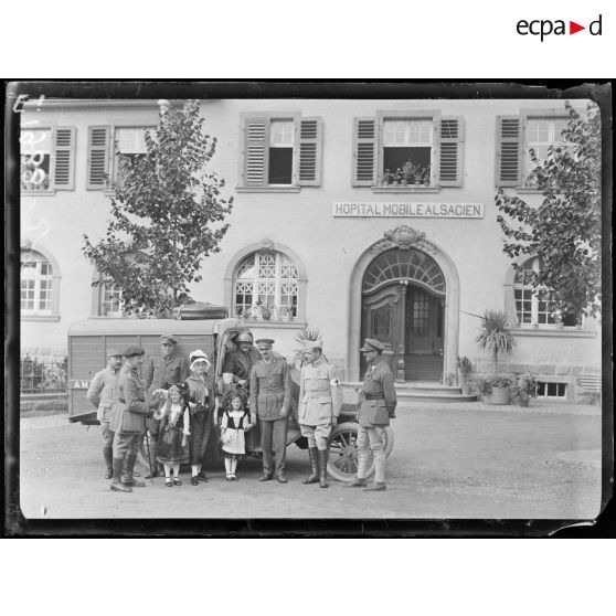 (Saint-Amarin) (Haut-Rhin). Ambulance américaine devant l'hôpital mobile alsacien. [légende d'origine]