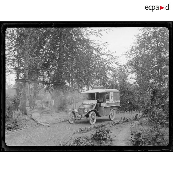 (Près de la tranchée de Calonne). (Meuse). Cloche contre les gaz. Voiture automobile de l'ambulance américaine. [légende d'origine]