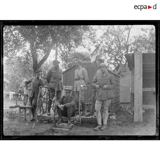 Voyage des ambulances américaines. Julvécourt (Meuse). Groupe d'officiers. [légende d'origine]