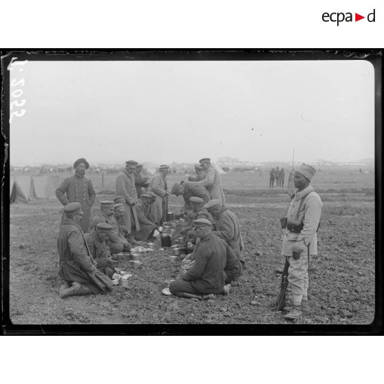 (Mikra). Prisonniers bulgares. La soupe. [légende d'origine]