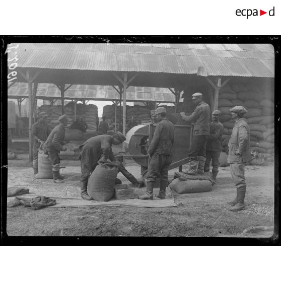 (Mikra). Camp de prisonniers bulgares. Prisonniers concassant du grain. [légende d'origine]