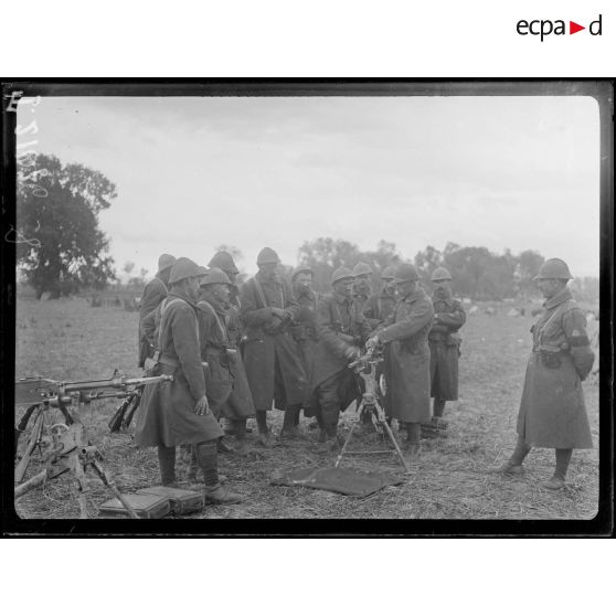 (Petorak). Zouaves au repos. Exercice de mitrailleuses. 20 octobre 1916. [légende d'origine]