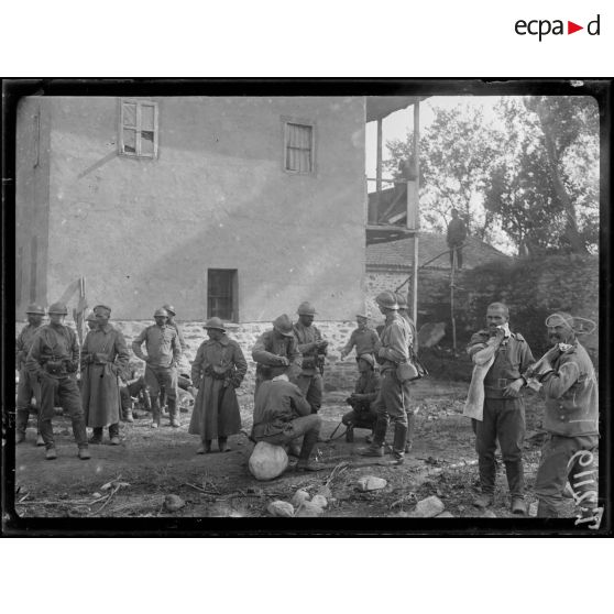 (Klabucista). Soldats russes au repos. Le coiffeur. [légende d'origine]