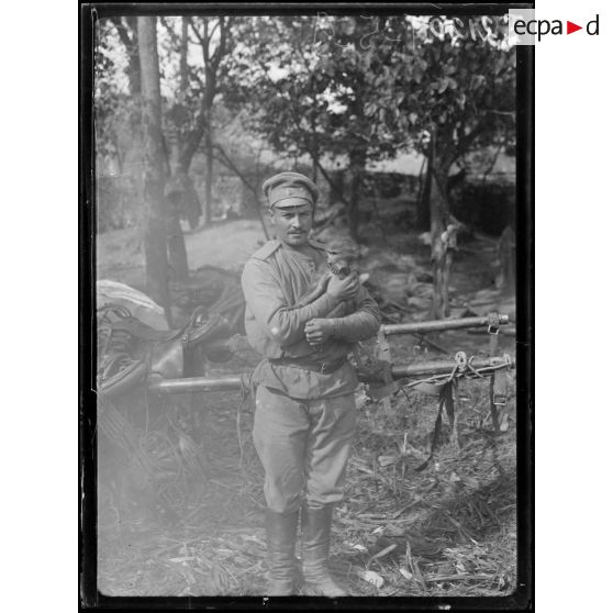 (Klabucista). Soldat russe et son compagnon (un singe). [légende d'origine]