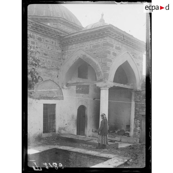 Dans le quartier turc de Salonique. Ancien monastère. [légende d'origine]