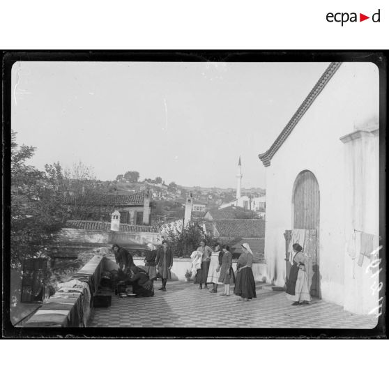 Salonique. Agia Paraskevi. Terrasse. Réfugiés macédoniens. [légende d'origine]