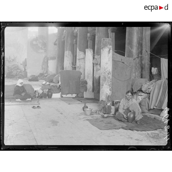 Salonique. Agia Paraskevi. Eglise occupée par les réfugiés macédoniens. [légende d'origine]