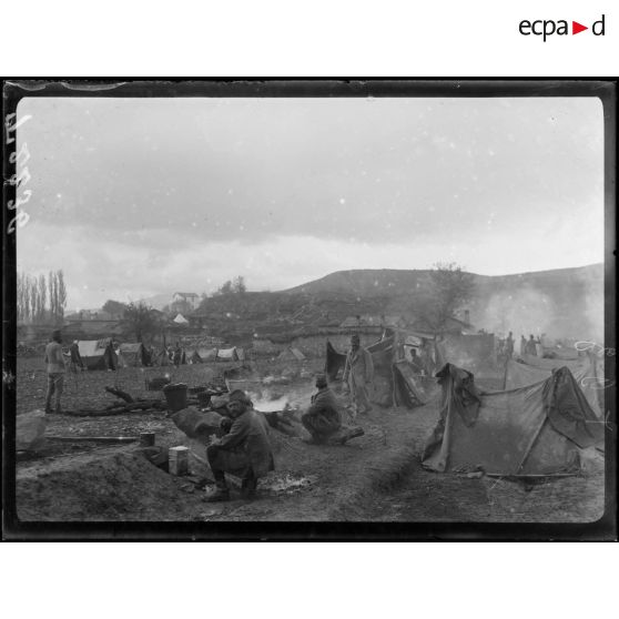 (Près Neokazi). Soldats serbes à la soupe. 31 octobre 1916. [légende d'origine]