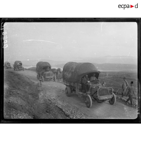 (Près Vostaran. Route de Monastir). Convoi d'autos. 5 novembre 1916. [légende d'origine]