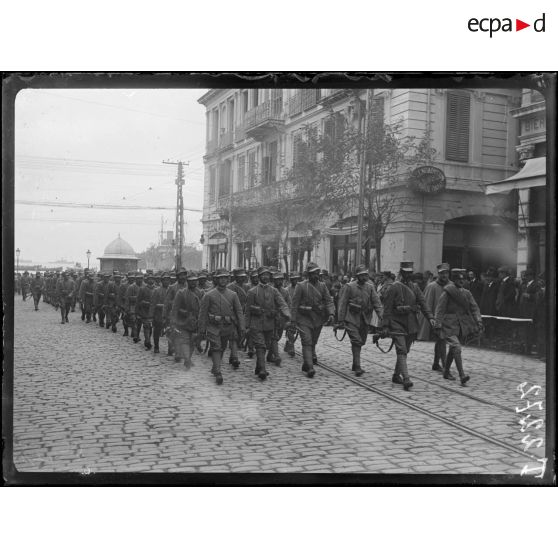 Salonique. 15 novembre 1916. Défilé de soldats italiens venant de débarquer. [légende d'origine]