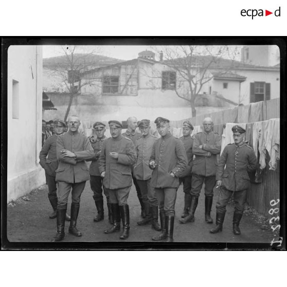 Salonique. Officiers allemands prisonniers. [légende d'origine]