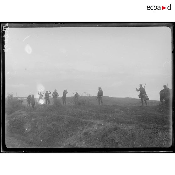 Drevens. Ouest du Vardar, au-dessus de 41° d'altitude. Soldats grecs construisant la ligne téléphonique. [légende d'origine]