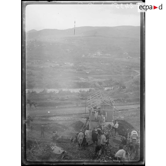 Sur le Kodza Déré. Pont du général Regnault, seul ayant résisté à la terrible crue. [légende d'origine]