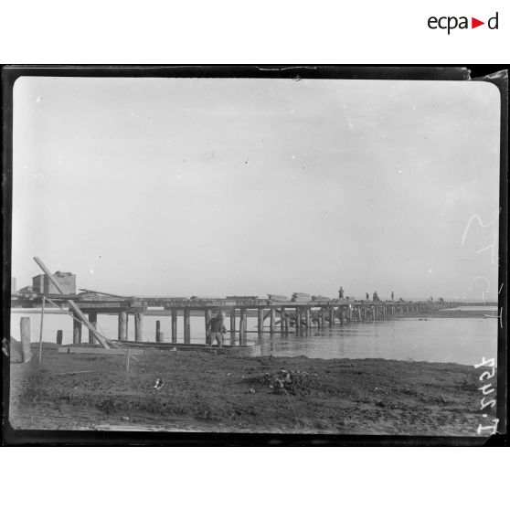 Bohemica. Construction d'un nouveau pont sur le Vardar pour le chemin de fer doublant celui de Gumendze en cas de destruction de ce dernier. [légende d'origine]