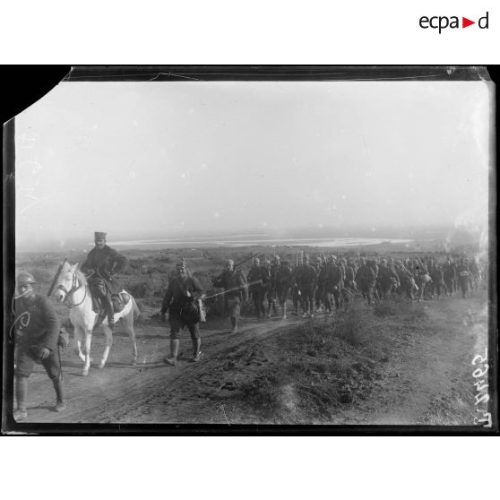 Route de Kara Sinanci (ouest du Vardar). Soldats grecs allant aux premières lignes. [légende d'origine]