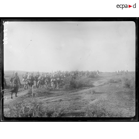 Route de Kara Sinanci (ouest du Vardar). Soldats grecs allant aux premières lignes. [légende d'origine]