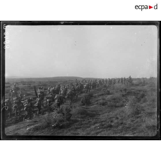 Route de Kara Sinanci (ouest du Vardar). Soldats grecs allant aux premières lignes. [légende d'origine]