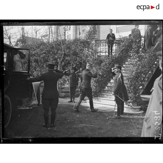 Salonique. Jour de l'an grec. Réception chez M. Vénizélos. Arrivée des officiers. [légende d'origine]