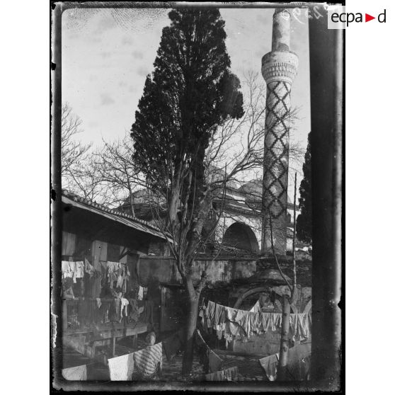 Salonique. Mosquée Aladja Imaret prise d'une cour habitée par les tsiganes. [légende d'origine]