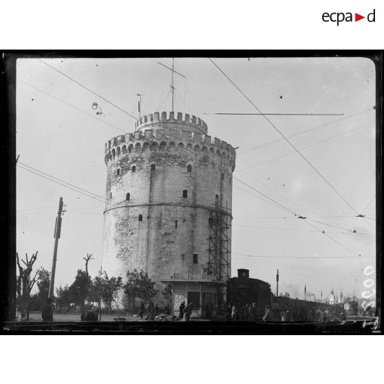 Salonique. Le 1er train à la Tour Blanche (chemin de fer de Micra). [légende d'origine]