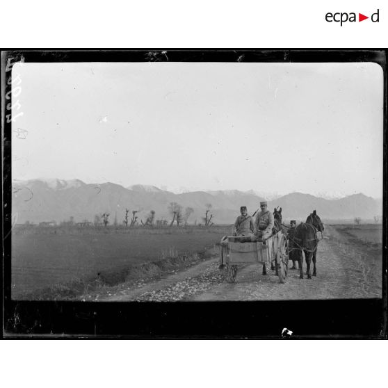 Sur la route de Koritza. Au fond, la ville entourée de montagnes. [légende d'origine]