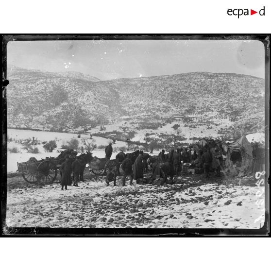 Glambaci. Chasseurs d'Afrique au ravitaillement. [légende d'origine]