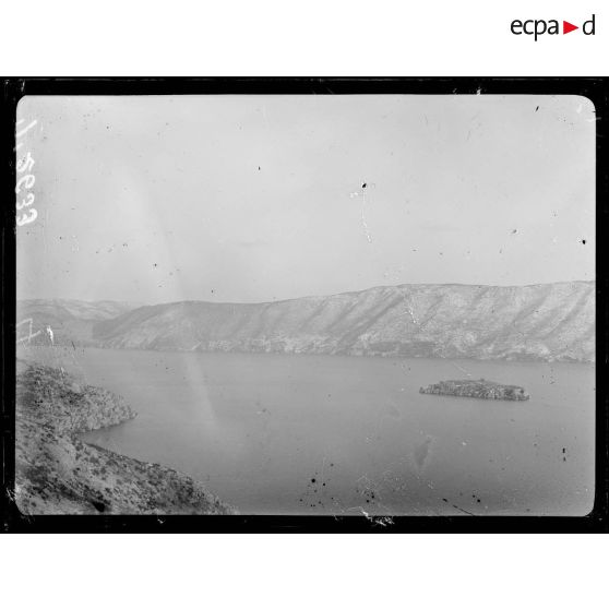 Vue de l'île de Grad, sud-ouest du lac Prespa. [légende d'origine]