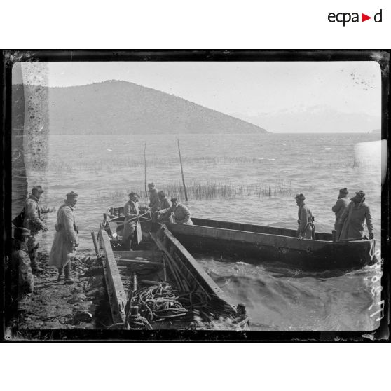 Lac Prespa. Fusiliers marins passant le lac. [légende d'origine]