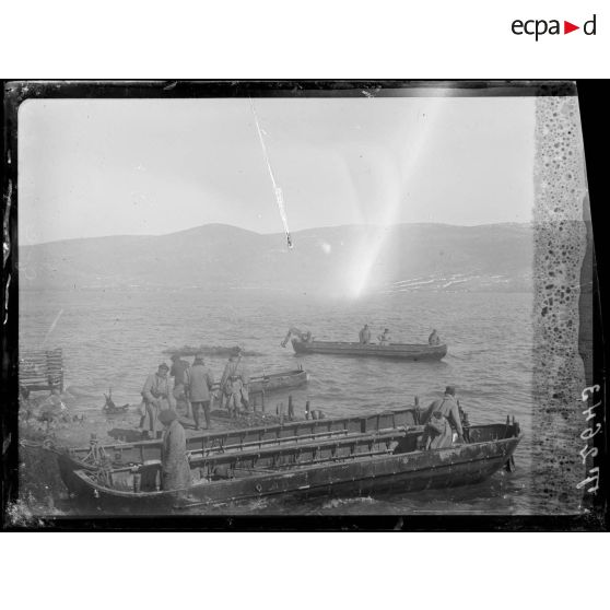 Lac Prespa. Fusiliers marins passant le lac. [légende d'origine]