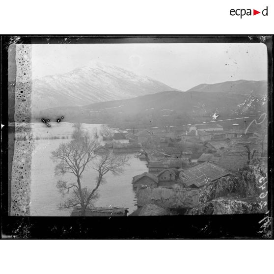 Pustec. Route sud-ouest du lac Prespa. Village inondé. [légende d'origine]