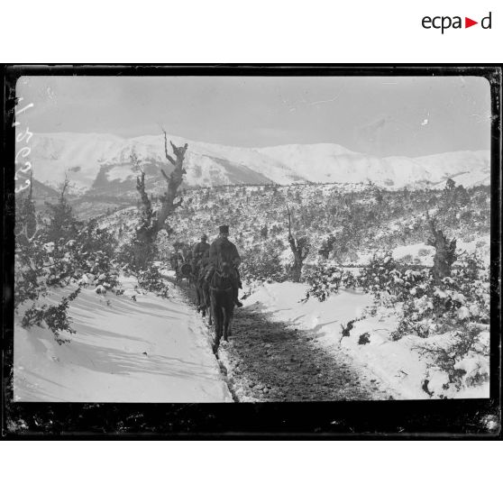 Près du lac Prespa. Chasseurs d'Afrique dans la montagne. [légende d'origine]