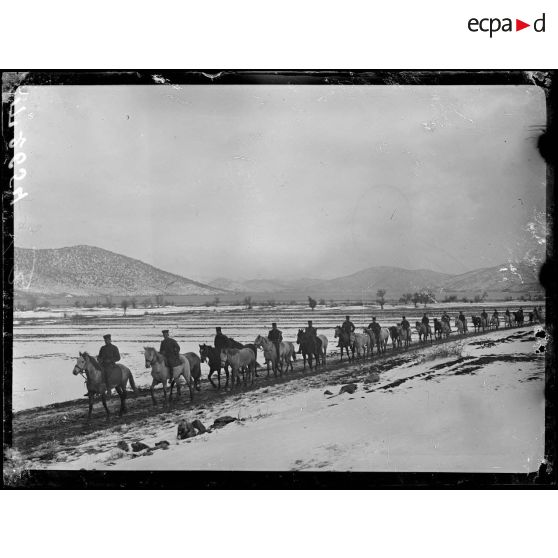 Près du lac Prespa. Chasseurs d'Afrique au bord du lac. [légende d'origine]