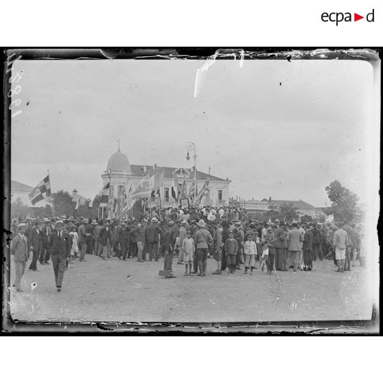 Larissa. Manifestation vénizéliste sur la grande place. [légende d'origine]