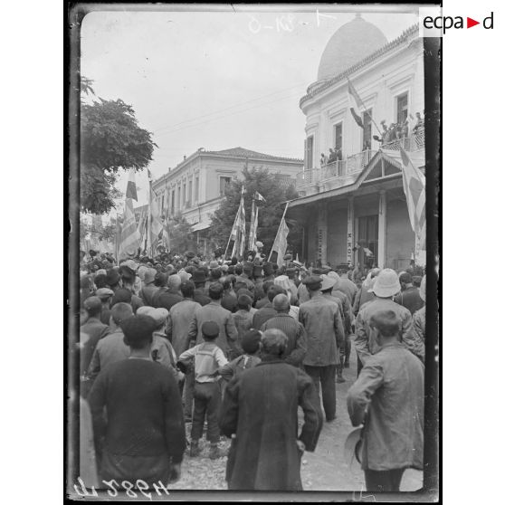 Larissa. Hôtel de la Grande-Bretagne. Les députés vénizélistes prononcent un discours. [légende d'origine]