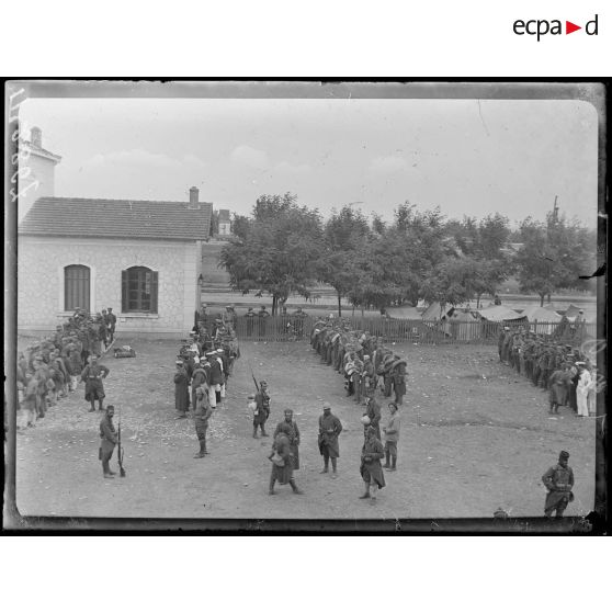 Larissa. La gare. Les prisonniers grecs (auteurs du guet-apens du 12 juin). [légende d'origine]