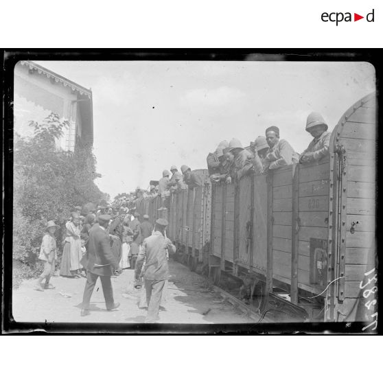 Volos. Train de troupes montant vers Larissa. [légende d'origine]