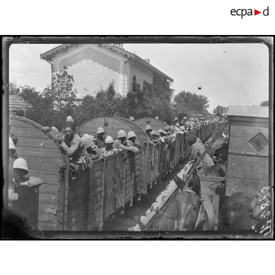 Velestino (Thessalie). En gare. Train de troupes passant en gare. [légende d'origine]